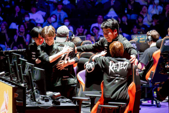 eスポーツ大会で勝利を祝う「REJECT」メンバー