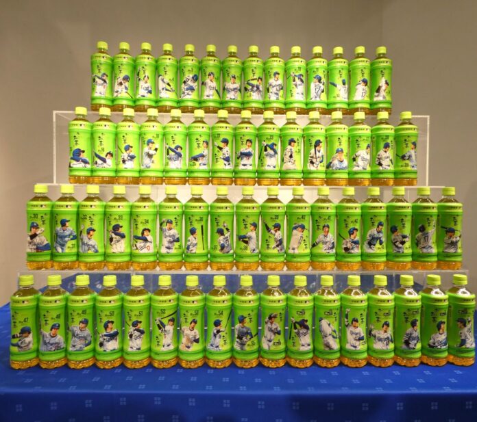 2025年シーズンに大谷翔平選手が放った63本のホームランをイラスト化した「お～いお茶 緑茶」600mlサイズ63本