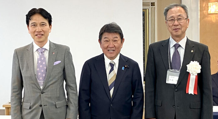 中園雅治会長（右）、遠藤栄一常務理事（左）、茂木敏充外務大臣