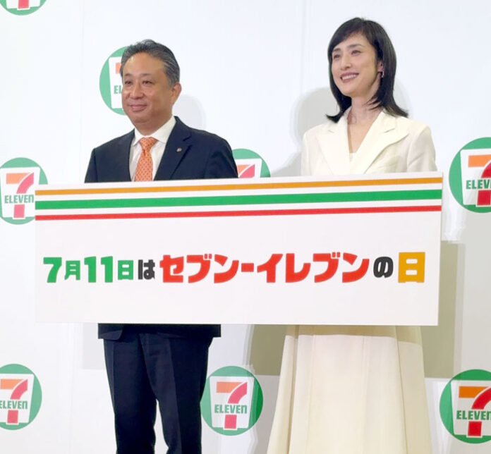 阿久津知洋社長(左)と天海祐希さん
