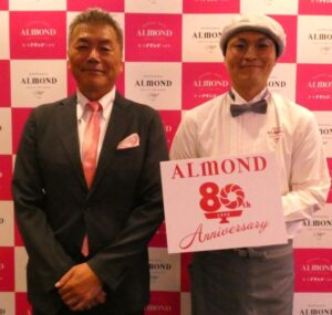 左からアマンドの勝俣勉社長、八重尾純一氏
