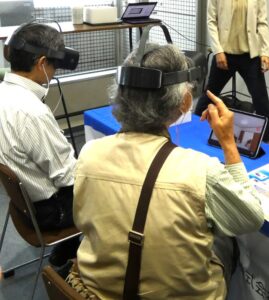 「FACEDUO(フェイスデュオ)」の新プログラム「熱中症対策VR」を体験する横須賀市民