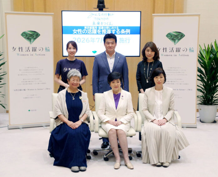 橋本久美子会長（前列㊧）と小池百合子都知事（同㊥）