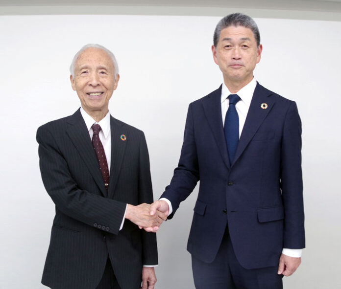 雜賀慶二会長㊧と阪本哲生社長