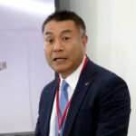 あいさつする上島昌佐郎社長