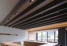三輪素麺、都市型店舗で発信 マル勝髙田商店「てのべたかだや 北浜茶寮」オープン 木の温もりを生かした店舗内カウンター席