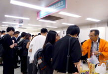 全調食・東日本ブロック 日本酒フェア出展 若年層獲得に手ごたえ 試食を求める人がひっきりなしに