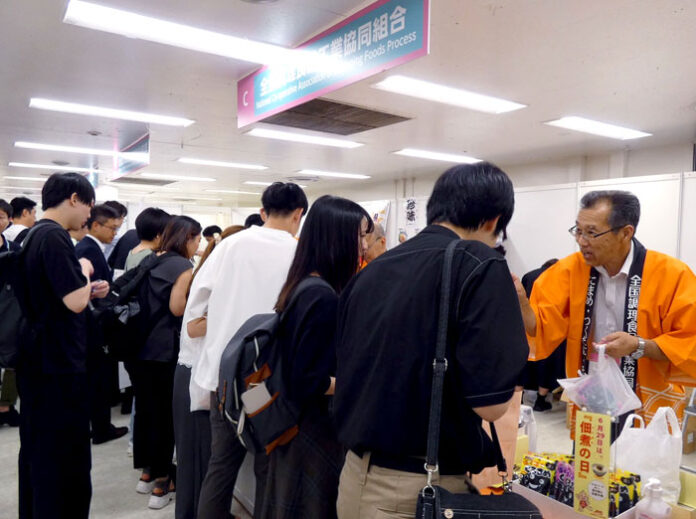 試食を求める人がひっきりなしに