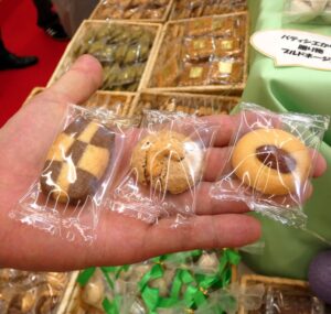 クッキー生地へトッピングした商品（中央と右）