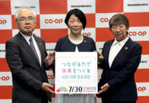 地域生協は増収減益 日本生協連25年度実績 コープ商品1.8%増 (左から)藤井喜継代表理事専務、新井ちとせ代表理事会長、二村睦子専務理事