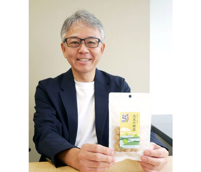 新商品を紹介する佐伯俊彦社長