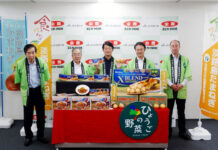 淡路島たまねぎ使用のカレー提案 ハウス食品 兵庫県やJAと共同企画 鈴木勝也支店長(右から2人目)、齋藤元彦知事(同3人目)