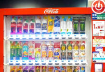 飲料自販機 魅力向上へ試行錯誤 高まる割高感の克服が課題 「モンスターエナジー」(アサヒ飲料)を装填したコカ・コーラボトラーズジャパン自販機