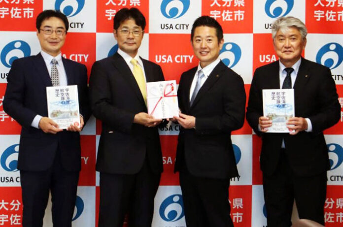 （左から）三和酒類の熊埜御堂康昭専務、西和紀社長、後藤竜也市長、射場誠治教育長