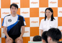 ニップン「食と水泳教室」名古屋で 岩崎さんと砂間選手が経験談を披露 砂間敬太選手㊧と岩崎恭子さん