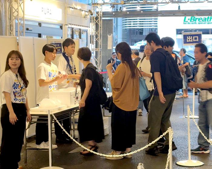新宿会場サンプリングの様子