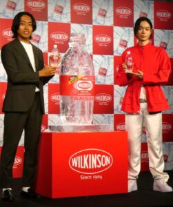 左からアサヒ飲料の加藤僚氏、俳優の菅田将暉さん