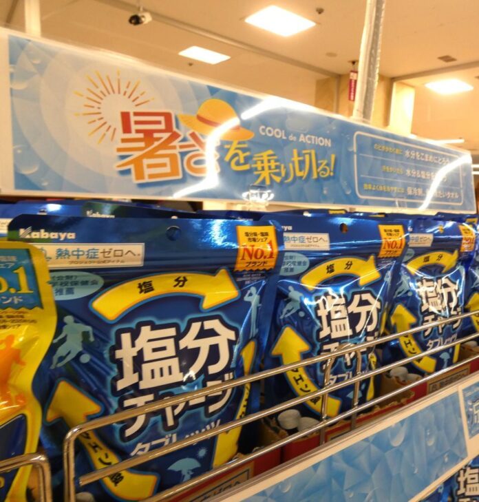 売場に並ぶ「塩分チャージタブレッツ」