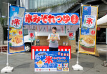 味の素「氷みぞれつゆ」 スカイツリーに期間限定店 70万食突破の勢いを加速 商品特徴を説明する上丸茉莉花氏