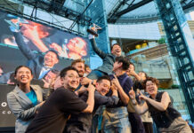 バーテンダー日本一に長尾和明氏 挑戦6度目、三冠の快挙 「DIAGEO WORLD CLASS 2026」日本予選 優勝を果たし胴上げされる長尾和明氏