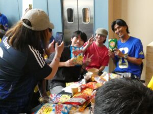 参加者の記念撮影に応じる中澤佑二さん(右)