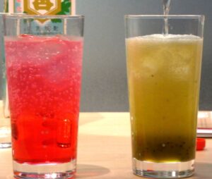 左から丸源飲料工業の「ハーダース モナミキサー ピンクレモン」と「ハーダース モナミキサー クラシック キウイミックス」で作られたサワー