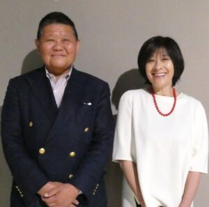 左から全国ミキサードリンク協会の阿部豊会長(スミダ飲料代表)と田中秀子前会長(博水社社長)