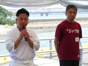 右から大塚食品の小林一志氏、飯田商店の飯田将太さん