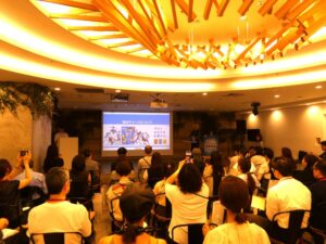 ミズノ主催のイベントで「塩分チャージタブレッツ」をプレゼンする鈴木沙知氏
