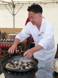 はまぐりの酒蒸しを作る飯田商店の飯田将太さん