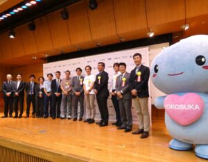 横須賀市のマスコットキャラクター「スカリン」とミーティング登壇者