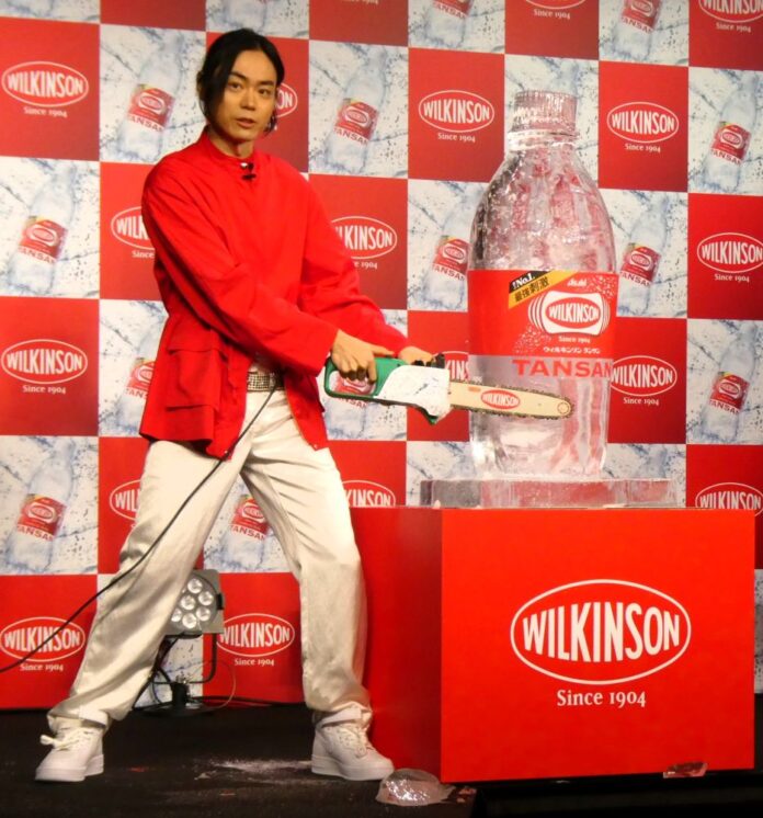 ウィルキンソン」のボトル型の氷像を作るアイスカービング体験を演じる菅田将暉さん