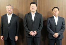 日東ベスト 今期2割増益を計画 商品改良でニーズ応える (左から)嵯峨秀夫社長、塚田莊一郎会長、遠藤雅明取締役常務執行役員