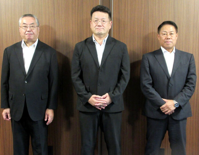 （左から）嵯峨秀夫社長、塚田莊一郎会長、遠藤雅明取締役常務執行役員