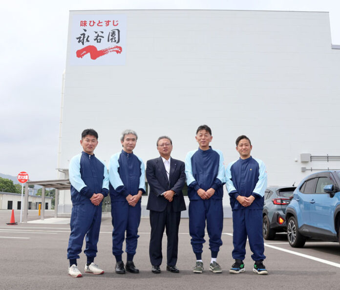 増田尚弘社長㊥と瀬戸陽一工場長（右から2人目）ら高萩工場メンバー