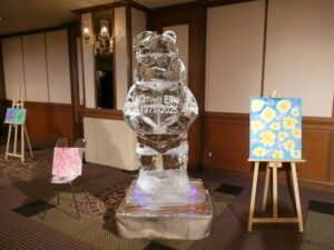 OKAMOTO STUDIOの氷彫刻と大宮エリーさんのアート作品