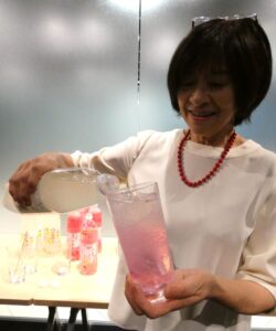 「ハイサワー スンチー」と「ハイサワー レモン」を使って「縁結びハイサワー」を実演するのは博水社の田中秀子社長