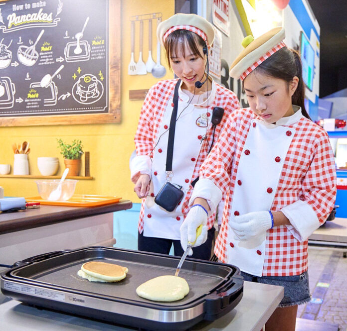 オリジナルコスチュームでホットケーキ作りに挑戦！