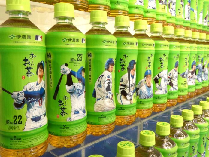大谷翔平選手が2025年シーズンに放ったホームランをイラスト化した「お～いお茶 緑茶」600mlサイズ