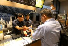 「熱中症対策の一助に」カフェで新施策 「ベックスコーヒーショップ」ほぼ全店でカバヤ食品の「塩分チャージ」期間限定配布 ベックスコーヒーショップ大崎店(東京都品川区)で購入商品に添えられるように手渡されるカバヤ食品の「塩分チャージタブレッツ」