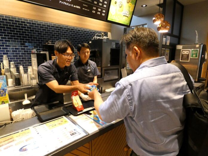 ベックスコーヒーショップ大崎店（東京都品川区）で購入商品に添えられるように手渡されるカバヤ食品の「塩分チャージタブレッツ」