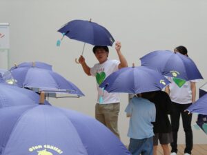 日傘の説明をする小川の小川太志氏