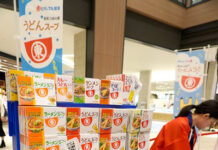 ヒガシマル醤油 「うどんスープ」万能調味料に再定義 夏季メニューや首都圏の深堀りに注力 有明ガーデンで行われた「うどんスープ」啓発イベントの物販コーナー