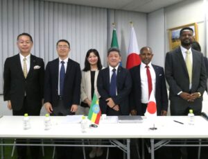 左からキーコーヒーの柴田裕社長、JICAの山﨑潤氏、JICAの短期専門家として活動する有永直子氏、藤井宏和氏、EIARのタデレ・マモ氏、ECTAのボンサ・メルガ氏