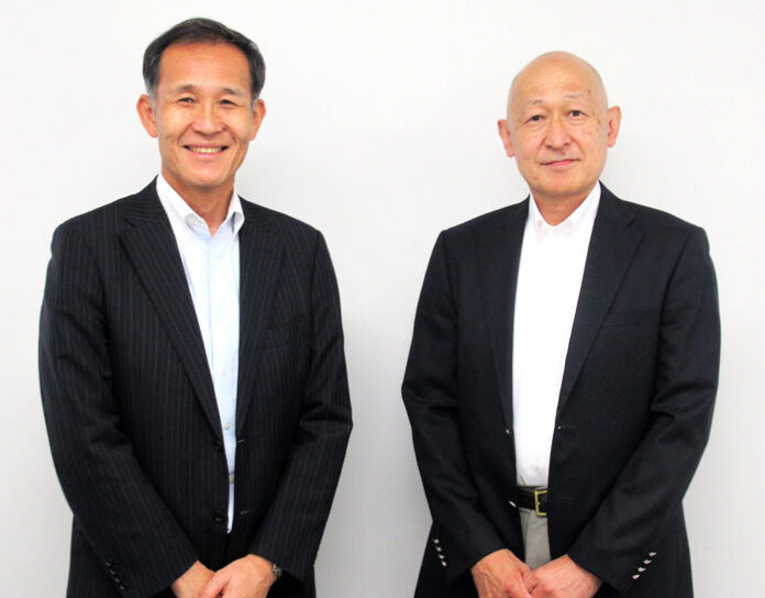 出倉功一専務委理事㊧、川﨑順司常務理事