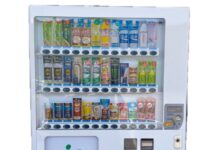 伊藤園、自販機事業を再編 2社統合し生産性向上と優良ロケ獲得推進 食品などの無人販売にも挑む 2029年4月期に黒字化計画 伊藤園ネオス自販機