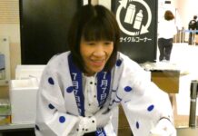 七夕の日に誕生した「カルピス」は「世界中の皆様の心身を癒すブランド」 アサヒ飲料・近藤佳代子社長が天の川に願い 4日、イオンモール幕張新都心店のイベント会場で「カルピス」入りヨーグルトを手渡す近藤佳代子社長