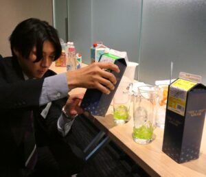 「KIWAMI」シリーズでサワーづくりを実演するスミダ飲料の阿部浩介取締役財務担当
