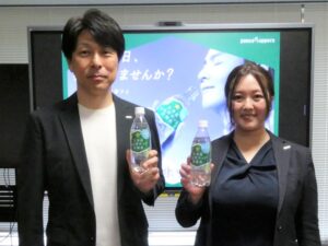 左からポッカサッポロフード＆ビバレッジの澁谷教祐氏、林真那氏