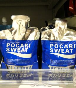 売場に並ぶ常温状態の「ポカリスエット アイススラリー」